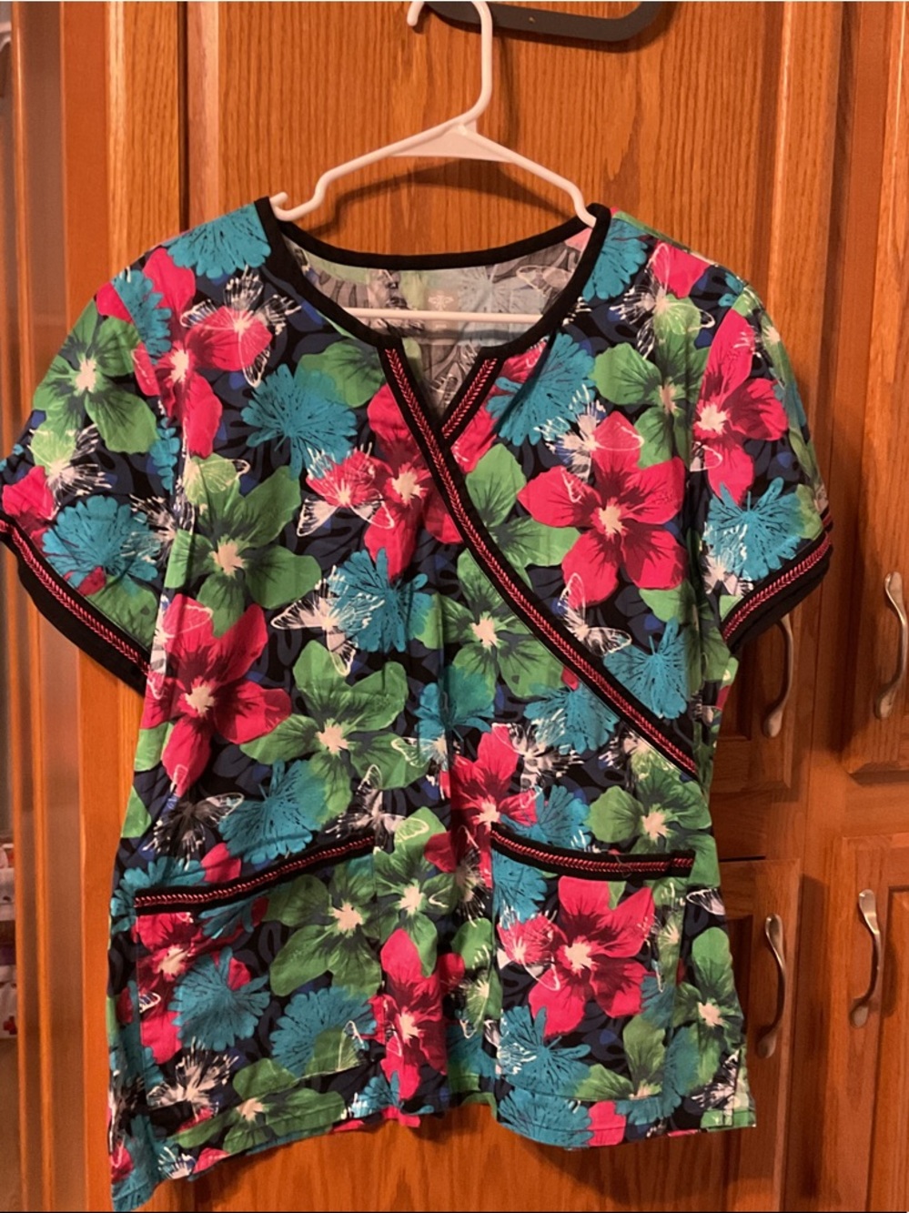 Med Couture  Floral Print V-Neck Scrub Top in Black, Pink, Teal & Green size XL